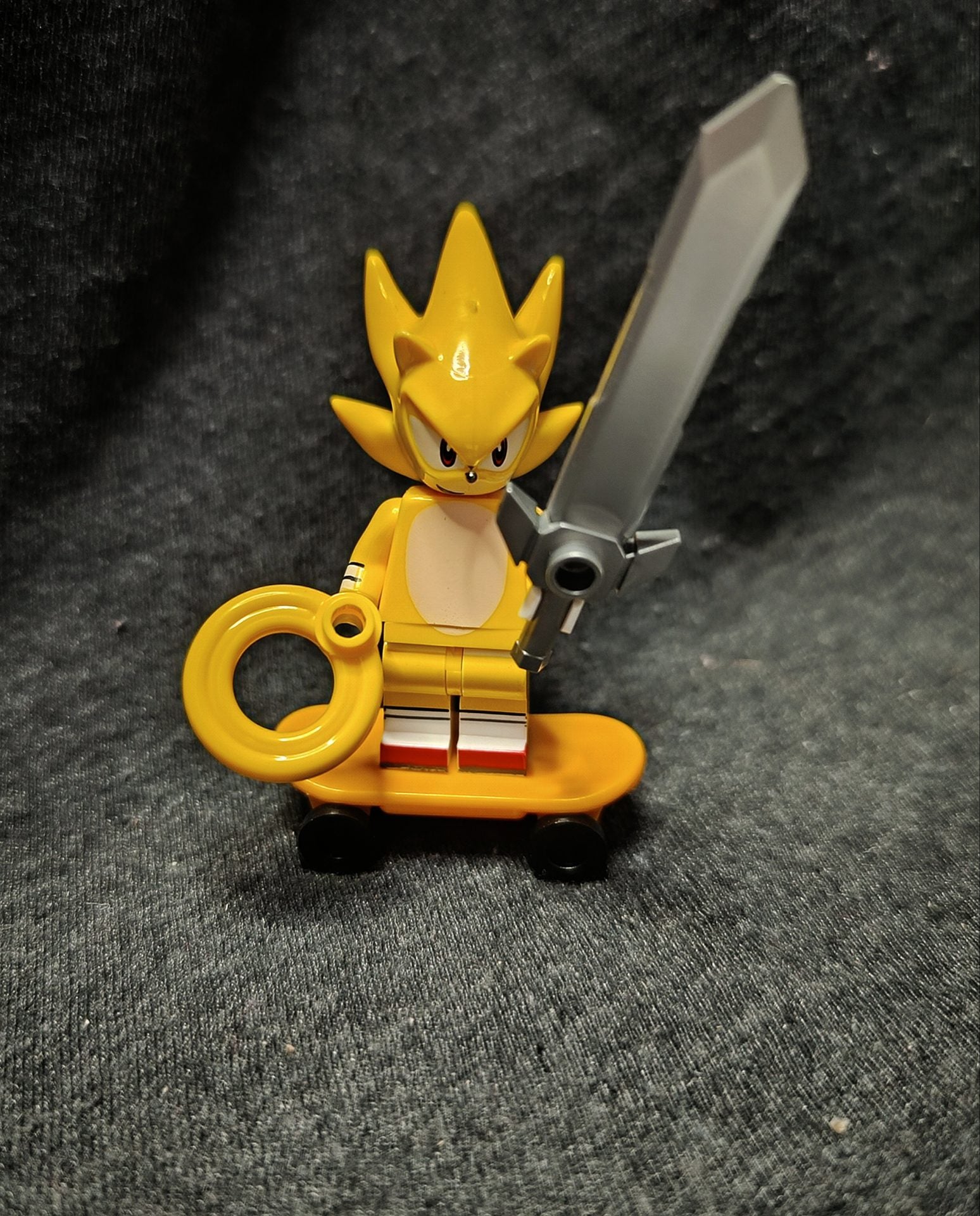 Super Sonic figura gördeszkával